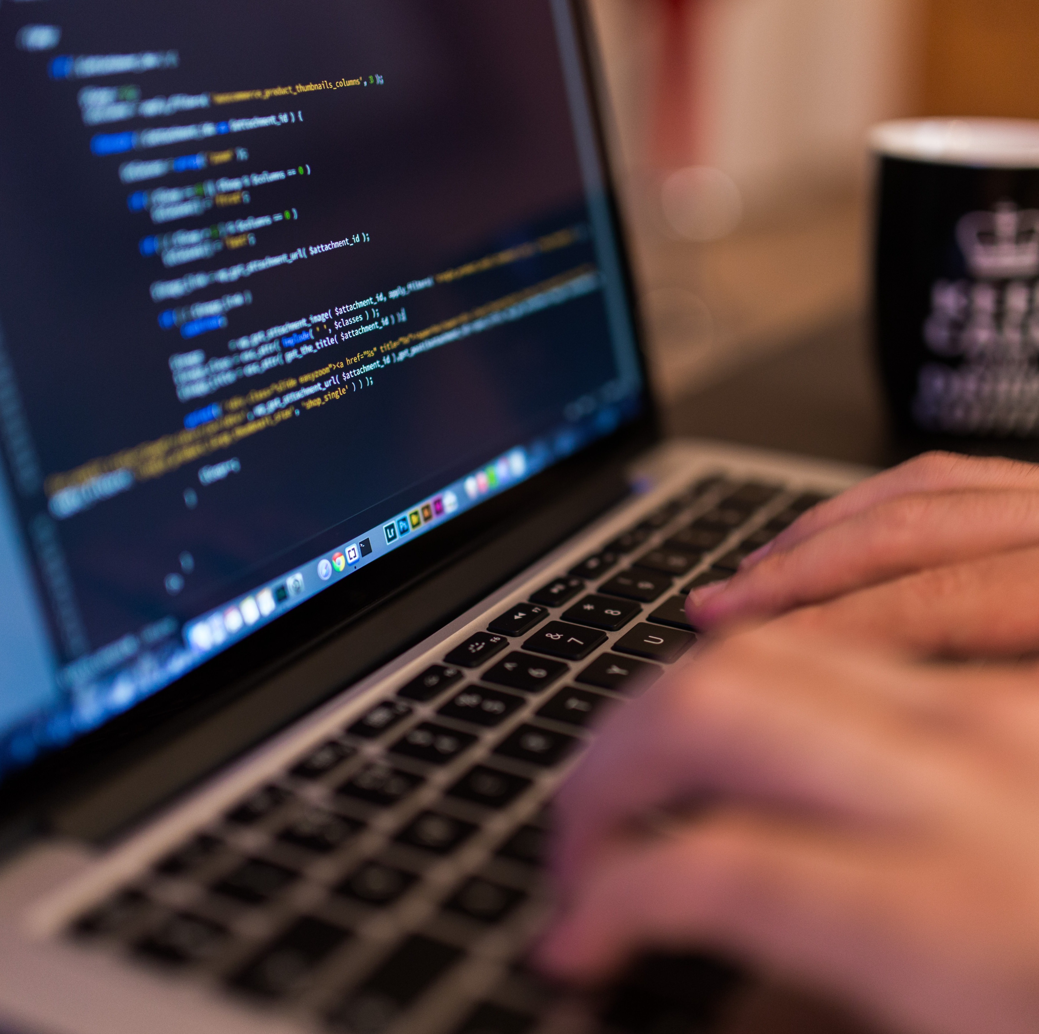 pessoa-trabalhando-no-computador-programacao.jpeg